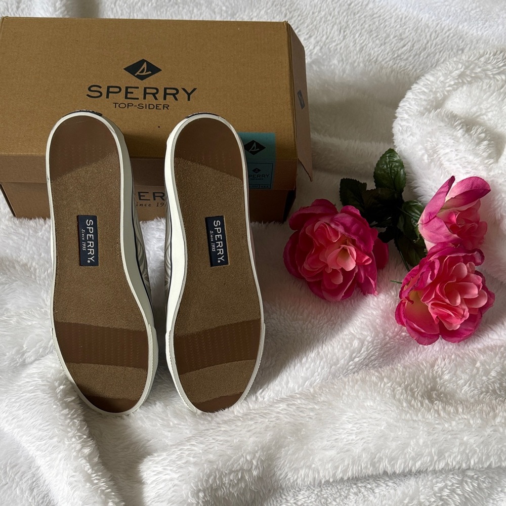 Sperry Women's Leaf Print Canvas Sneakers - White and Gray NEW - Picture 3 of 6